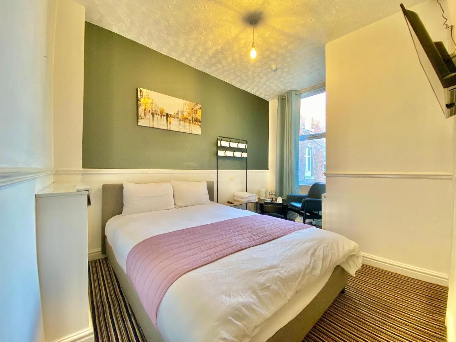 Blackpool Seaside Hotel - Comfortable - Double, King & Super King Beds - — Photos 3